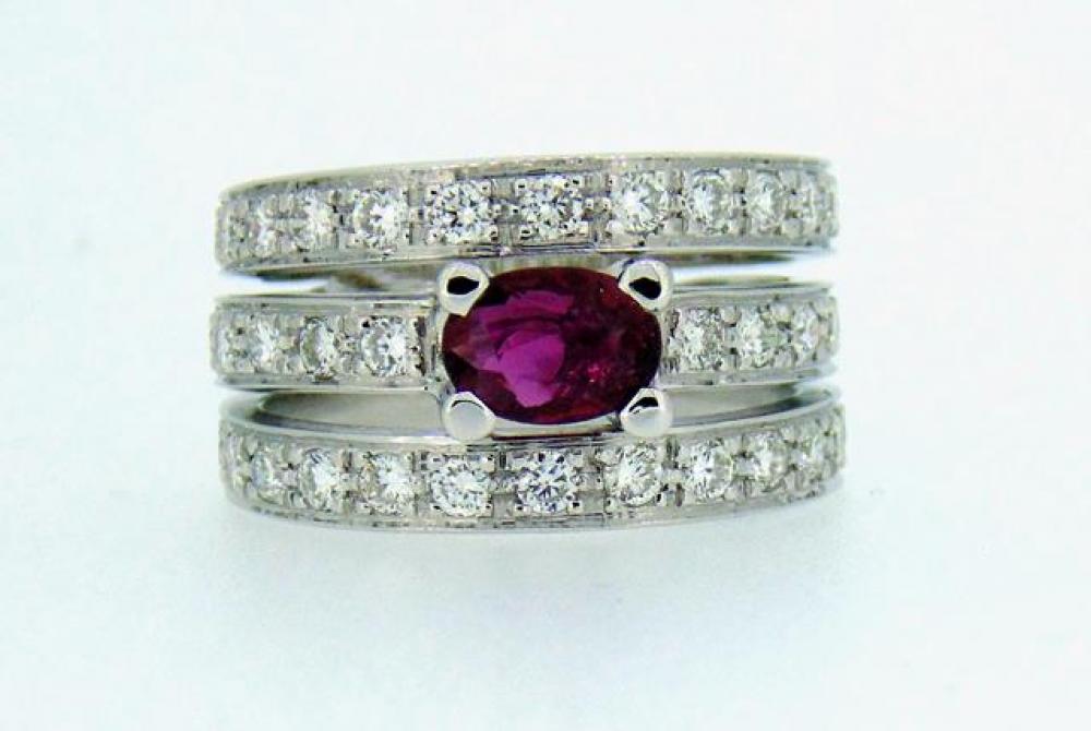 Anello in oro bianco con brillanti e rubino,modello fascia a tre
